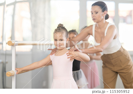 Ballet choreographer teaches little children to get into first position 115305952