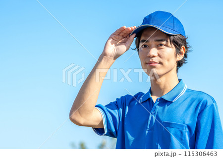 帽子をかぶった作業服の若い男性ドライバー 115306463