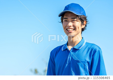 帽子をかぶった作業服の若い男性ドライバー 115306465