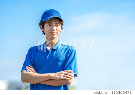 ドライバー　男性　青空 115306472