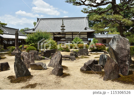 庭園と石塔と僧堂 興聖寺 庭園と石塔と僧堂 興聖寺 115306526