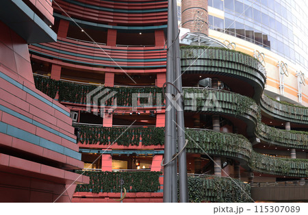 何とも変わった派手な建物 115307089