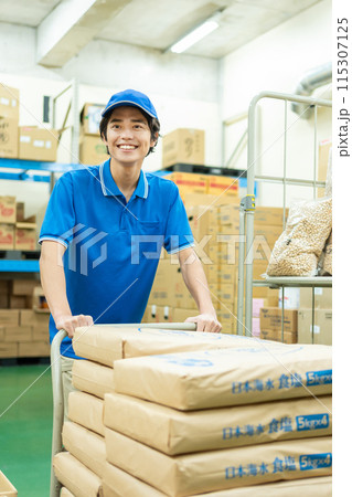倉庫で働く若い男性ドライバー 115307125