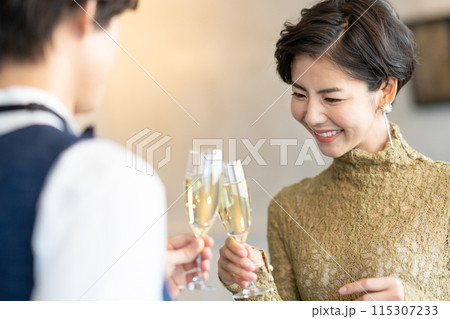 乾杯する男女 115307233