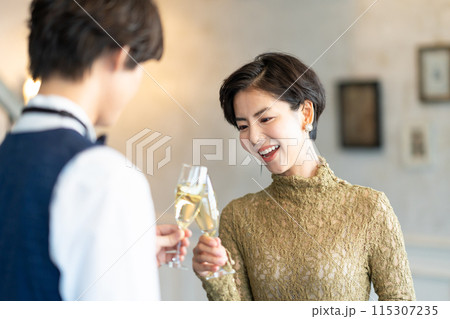 乾杯する男女 115307235