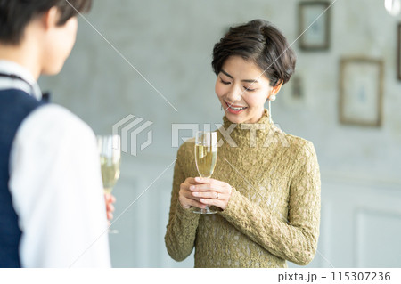乾杯する男女 115307236