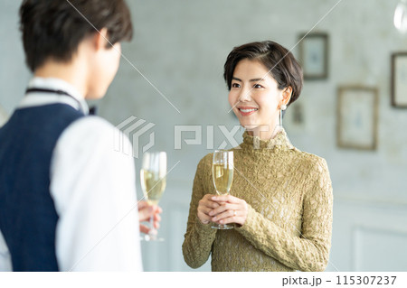 乾杯する男女 115307237