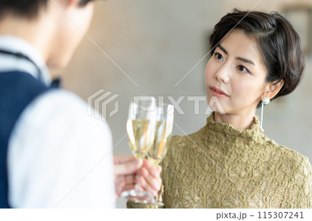 ワインで乾杯する男女 115307241