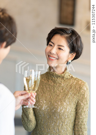 ワインで乾杯する男女 115307244