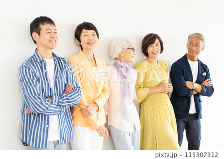 シニア世代の男女 115307312