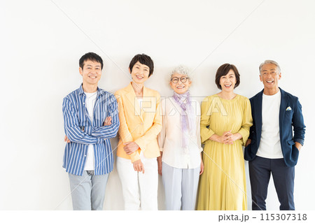 シニア世代の男女 115307318