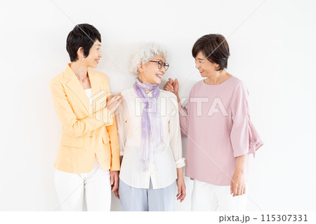 シニア女性のポートレート シニア女性のポートレート 115307331