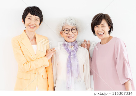 シニア女性のポートレート シニア女性のポートレート 115307334
