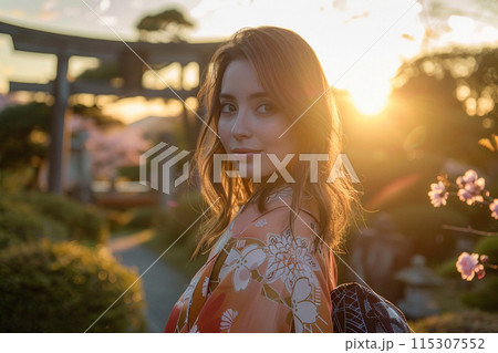 夕日に照らされた着物の女性 夕日に照らされた着物の女性 115307552