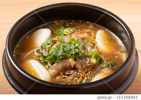 トック(韓国餅)入りカルビスープ (カルビクッパ風) トック(韓国餅)入りカルビスープ (カルビクッパ風) 115308943