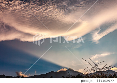 夕景 神が宿る愛子岳 洋上アルプス屋久島(秋 夕景 神が宿る愛子岳 洋上アルプス屋久島(秋 115308977