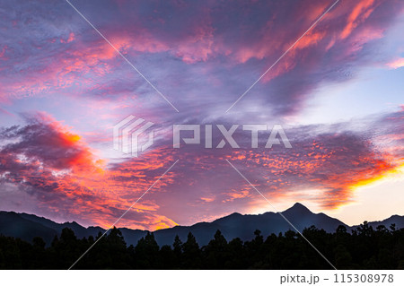 夕景　神が宿る愛子岳　洋上アルプス屋久島(秋 115308978