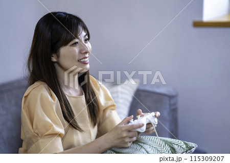 ゲームをするミドルの女性 ゲームをするミドルの女性 115309207