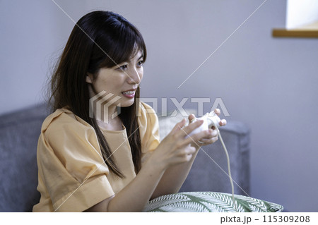 ゲームをするミドルの女性 ゲームをするミドルの女性 115309208