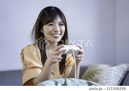 ゲームをするミドルの女性 ゲームをするミドルの女性 115309209