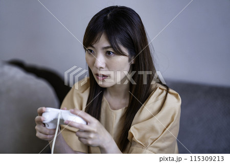 ゲームをするミドルの女性 115309213