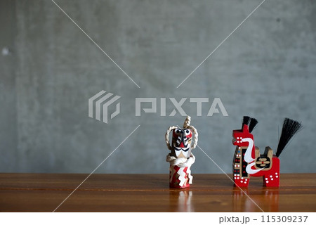 民芸品をテーブルに並べたところ 民芸品をテーブルに並べたところ 115309237