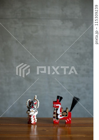 民芸品をテーブルに並べたところ 115309239