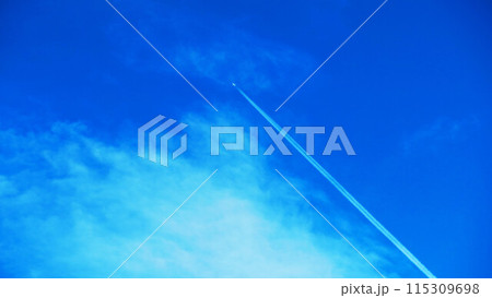 青空にまっすぐ伸びる飛行機雲の美しい風景 115309698