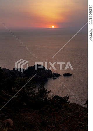 屋久島洋上アルプスの夕景(12月)東シナ海に沈む夕日 115309854