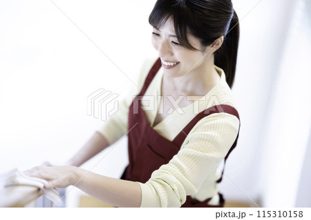 拭き掃除をする女性 115310158