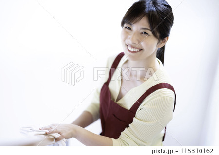 拭き掃除をする女性 拭き掃除をする女性 115310162