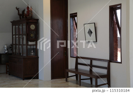 椅子のある風景 115310184