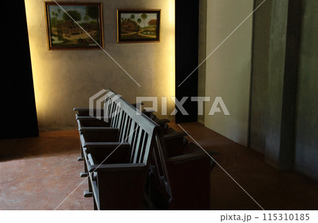 椅子のある風景 115310185