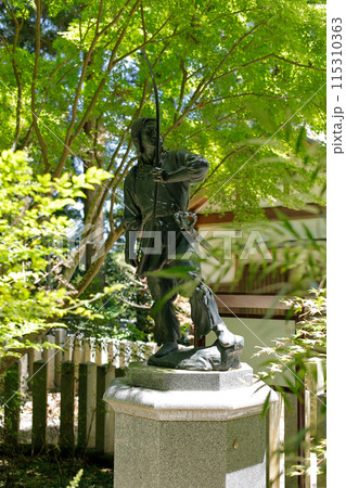 葛城一言主神社の境内にある雄略天皇像 葛城一言主神社の境内にある雄略天皇像 115310363