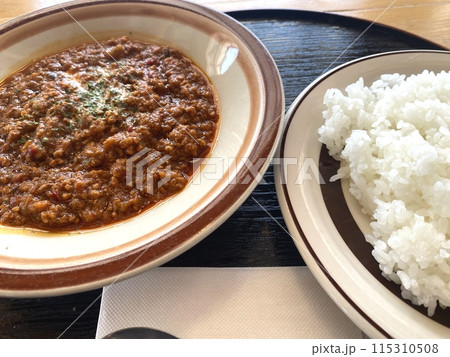 【カレー】本格的な海老のビスクのキーマカレーとライス(斜めから・アップ) 【カレー】本格的な海老のビスクのキーマカレーとライス(斜めから・アップ) 115310508