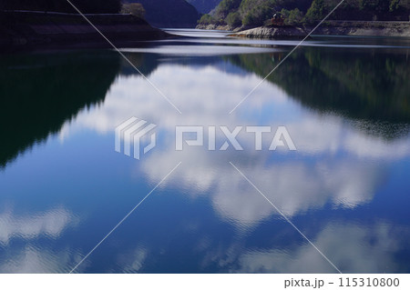 ダム湖に映る山　生野銀山 115310800