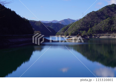 ダム湖に映る山　生野銀山 115310801