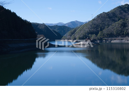 ダム湖に映る山　生野銀山 115310802