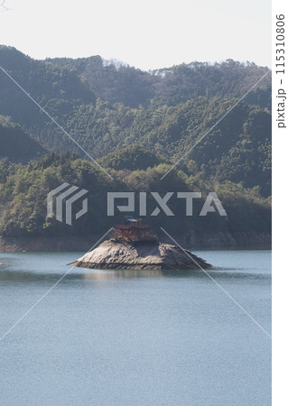 ダム湖に映る山　生野銀山 115310806