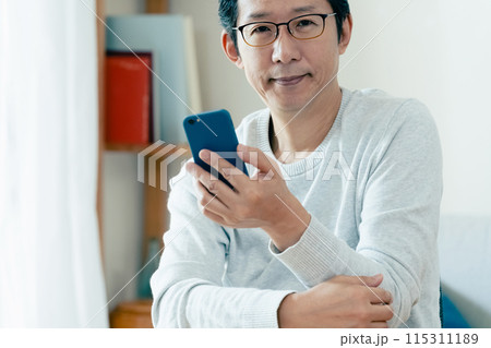 スマホをチェックするミドル男性 115311189