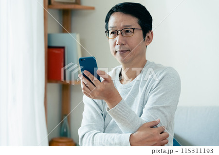 スマホをチェックするミドル男性 スマホをチェックするミドル男性 115311193