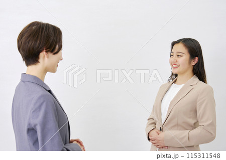 笑顔で会話する上司と部下 115311548