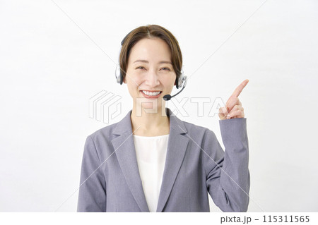 右を指差すオペレーター 白背景 右を指差すオペレーター 白背景 115311565