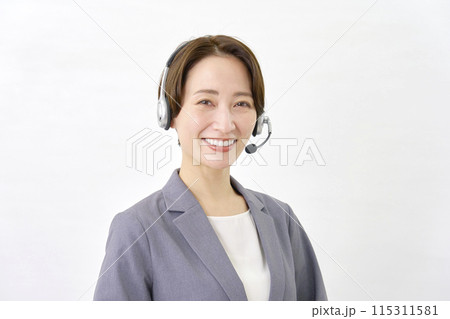 笑顔のオペレーター　白背景 115311581