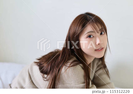 布団の上でくつろぐ女性 布団の上でくつろぐ女性 115312220