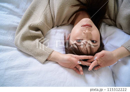 布団の上でくつろぐ女性 布団の上でくつろぐ女性 115312222