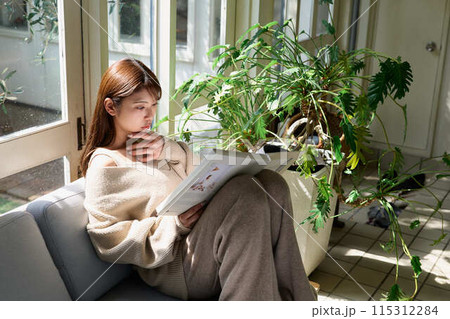 窓辺で読書する女性 窓辺で読書する女性 115312284