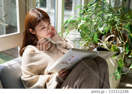 窓辺で読書する女性 窓辺で読書する女性 115312286