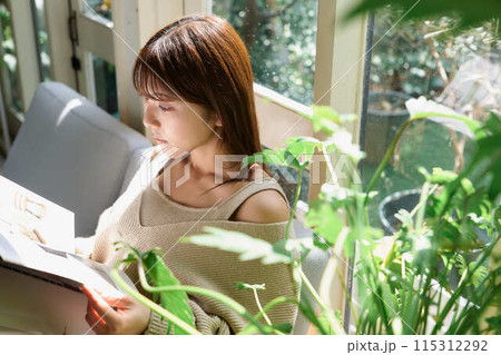 窓辺で読書する女性 窓辺で読書する女性 115312292