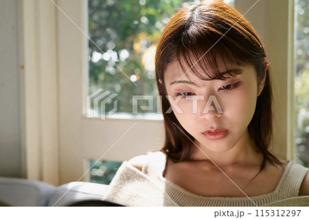窓辺で読書する女性 窓辺で読書する女性 115312297